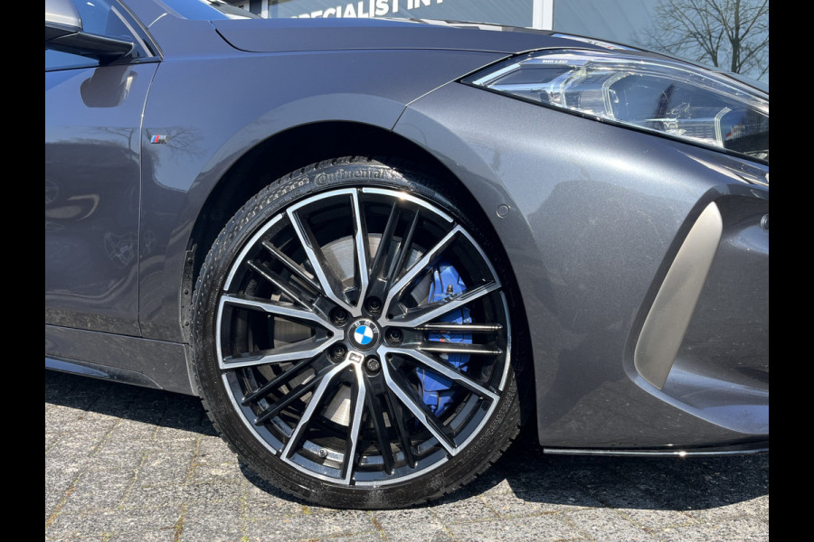 BMW 1-serie M135i xDrive High Executive M Sport 306pk Automaat | Panodak | Elektr. achterklep | Parking Pakket | Spiegel Pakket | Draadloze telefoonlader | etc. etc.