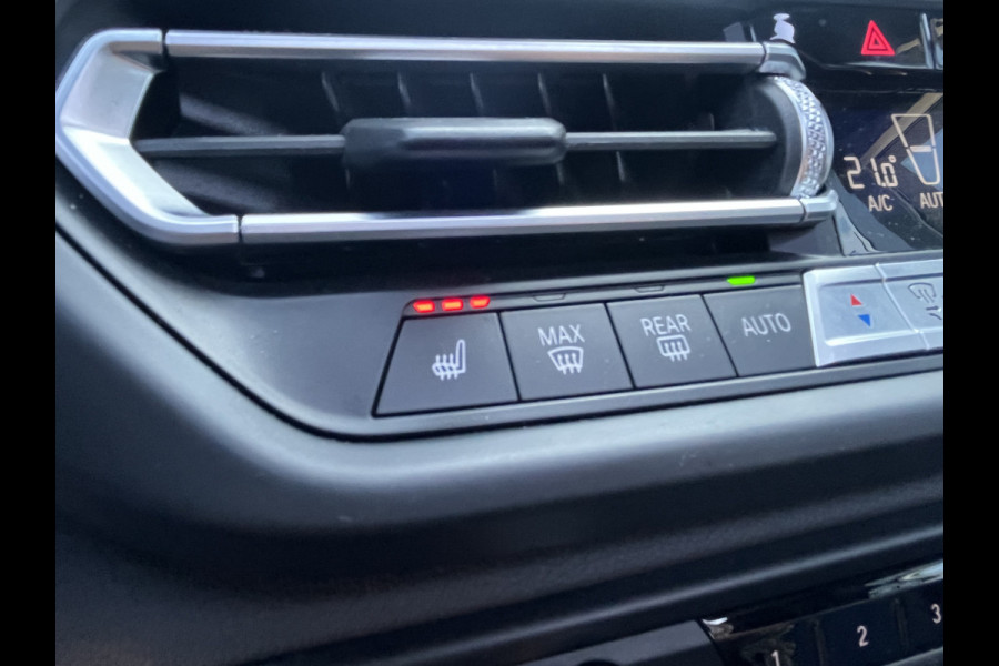 BMW 1-serie M135i xDrive High Executive M Sport 306pk Automaat | Panodak | Elektr. achterklep | Parking Pakket | Spiegel Pakket | Draadloze telefoonlader | etc. etc.