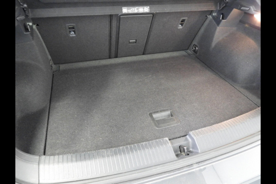 Volkswagen T-Roc 1.5 TSI Sport NAVI/CAMERA/VIRTUAL/LED/TREKH./17"LMV!