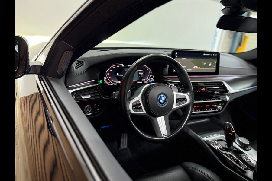 BMW 5 Serie 530e xDrive M-Sport Pro Pakket | Pano | M-Kuipstoelen | H/K Sound | Shadow-Line | HuD | CarbonSchwarz | ParkeerPakket+