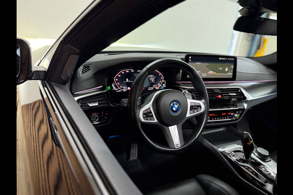 BMW 5 Serie 530e xDrive M-Sport Pro Pakket | Pano | M-Kuipstoelen | H/K Sound | Shadow-Line | HuD | CarbonSchwarz | ParkeerPakket+
