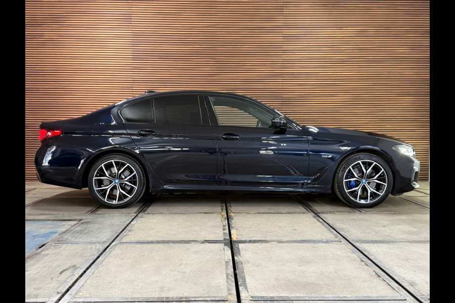 BMW 5 Serie 530e xDrive M-Sport Pro Pakket | Pano | M-Kuipstoelen | H/K Sound | Shadow-Line | HuD | CarbonSchwarz | ParkeerPakket+