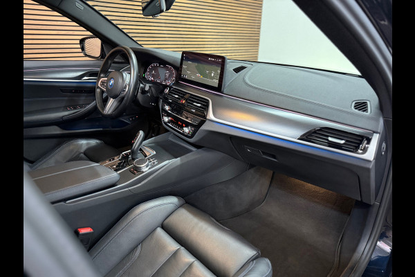 BMW 5 Serie 530e xDrive M-Sport Pro Pakket | Pano | M-Kuipstoelen | H/K Sound | Shadow-Line | HuD | CarbonSchwarz | ParkeerPakket+
