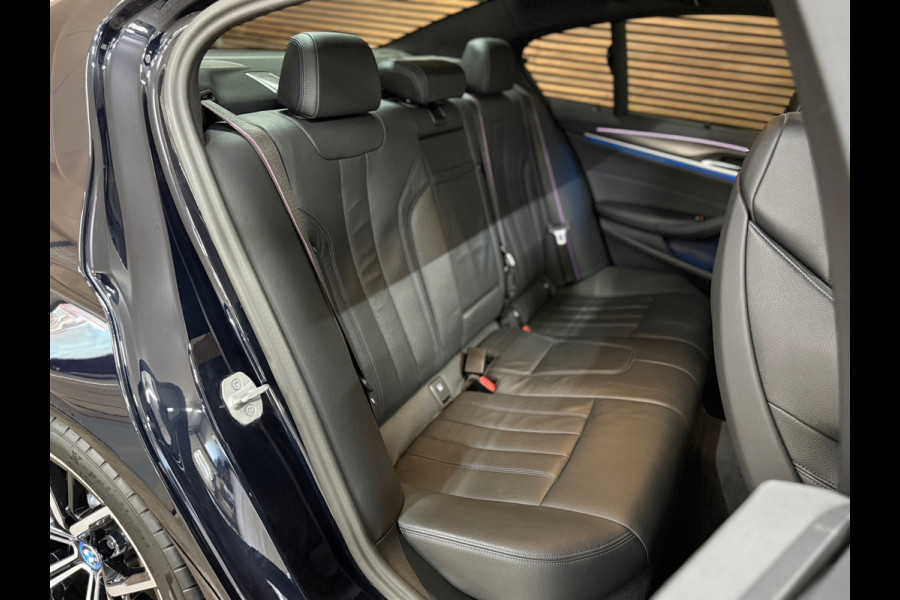 BMW 5 Serie 530e xDrive M-Sport Pro Pakket | Pano | M-Kuipstoelen | H/K Sound | Shadow-Line | HuD | CarbonSchwarz | ParkeerPakket+