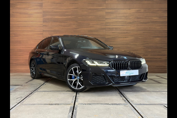 BMW 5 Serie 530e xDrive M-Sport Pro Pakket | Pano | M-Kuipstoelen | H/K Sound | Shadow-Line | HuD | CarbonSchwarz | ParkeerPakket+