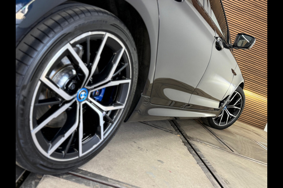 BMW 5 Serie 530e xDrive M-Sport Pro Pakket | Pano | M-Kuipstoelen | H/K Sound | Shadow-Line | HuD | CarbonSchwarz | ParkeerPakket+