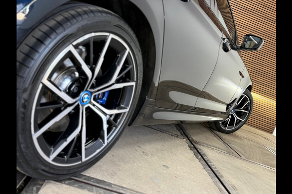 BMW 5 Serie 530e xDrive M-Sport Pro Pakket | Pano | M-Kuipstoelen | H/K Sound | Shadow-Line | HuD | CarbonSchwarz | ParkeerPakket+