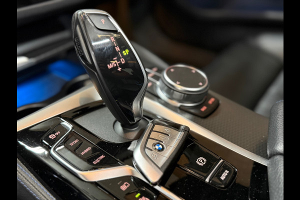BMW 5 Serie 530e xDrive M-Sport Pro Pakket | Pano | M-Kuipstoelen | H/K Sound | Shadow-Line | HuD | CarbonSchwarz | ParkeerPakket+