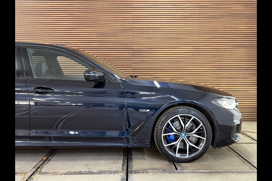 BMW 5 Serie 530e xDrive M-Sport Pro Pakket | Pano | M-Kuipstoelen | H/K Sound | Shadow-Line | HuD | CarbonSchwarz | ParkeerPakket+