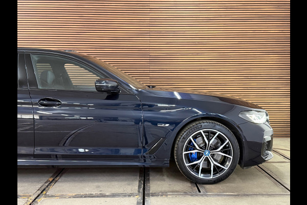 BMW 5 Serie 530e xDrive M-Sport Pro Pakket | Pano | M-Kuipstoelen | H/K Sound | Shadow-Line | HuD | CarbonSchwarz | ParkeerPakket+