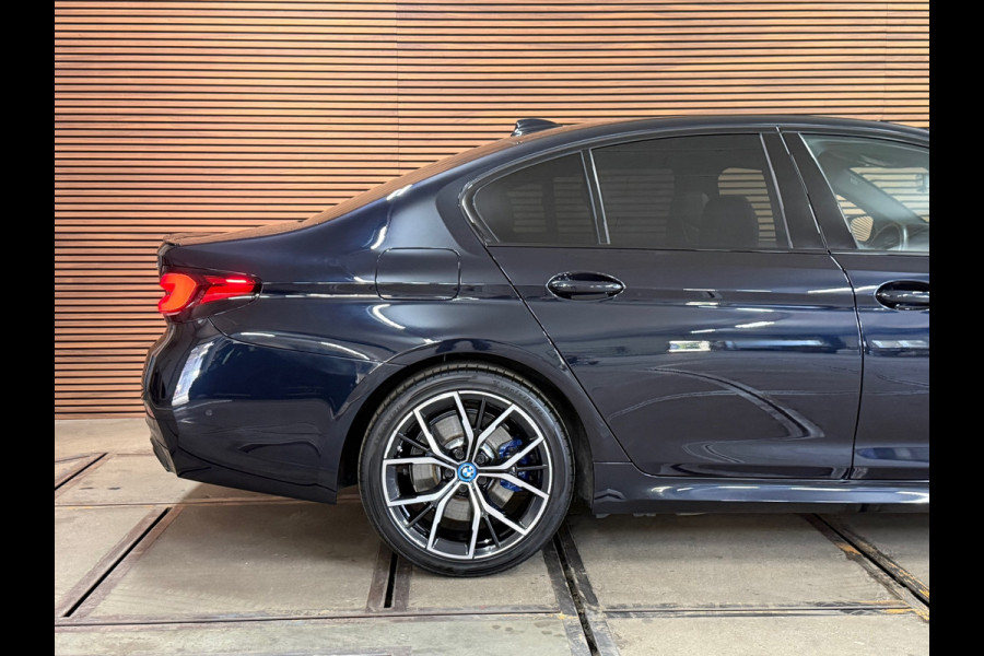 BMW 5 Serie 530e xDrive M-Sport Pro Pakket | Pano | M-Kuipstoelen | H/K Sound | Shadow-Line | HuD | CarbonSchwarz | ParkeerPakket+