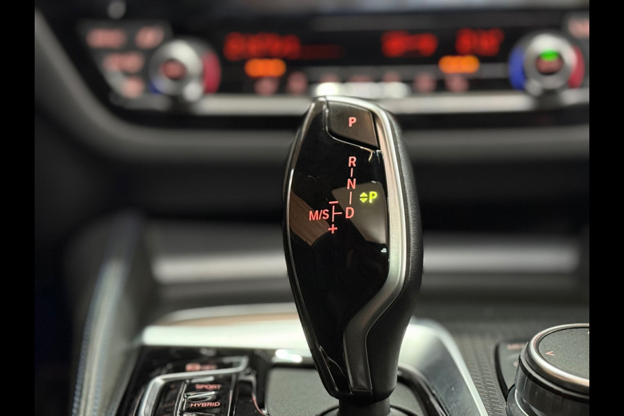 BMW 5 Serie 530e xDrive M-Sport Pro Pakket | Pano | M-Kuipstoelen | H/K Sound | Shadow-Line | HuD | CarbonSchwarz | ParkeerPakket+