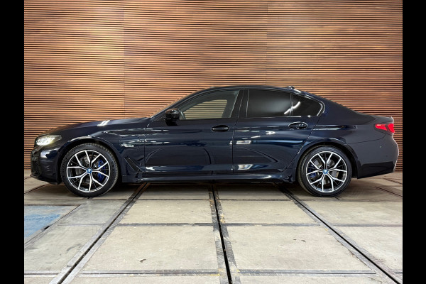 BMW 5 Serie 530e xDrive M-Sport Pro Pakket | Pano | M-Kuipstoelen | H/K Sound | Shadow-Line | HuD | CarbonSchwarz | ParkeerPakket+