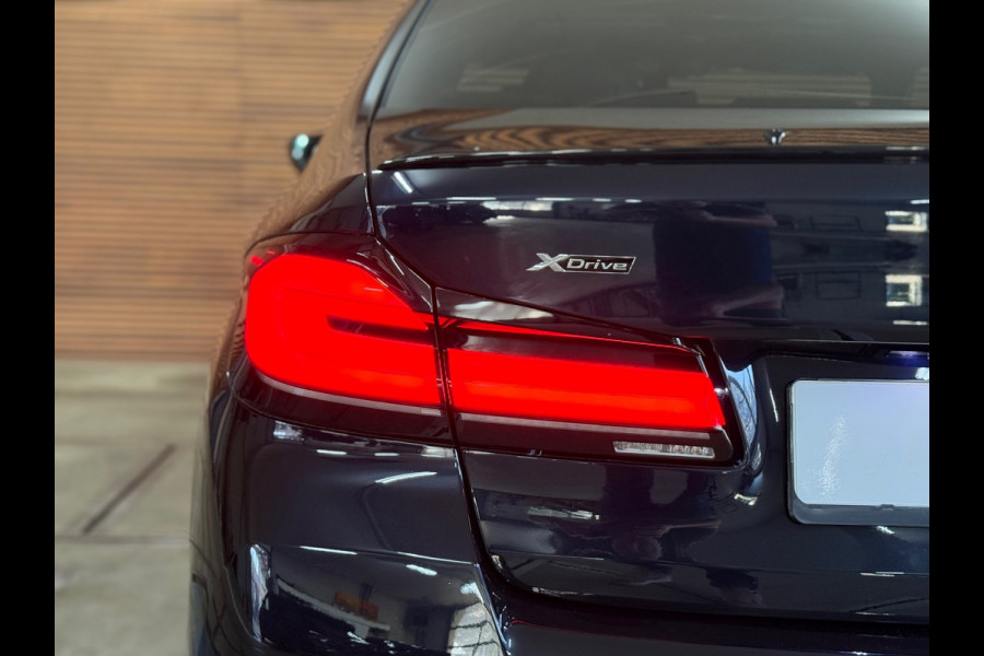 BMW 5 Serie 530e xDrive M-Sport Pro Pakket | Pano | M-Kuipstoelen | H/K Sound | Shadow-Line | HuD | CarbonSchwarz | ParkeerPakket+