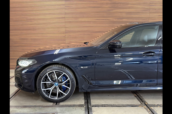 BMW 5 Serie 530e xDrive M-Sport Pro Pakket | Pano | M-Kuipstoelen | H/K Sound | Shadow-Line | HuD | CarbonSchwarz | ParkeerPakket+