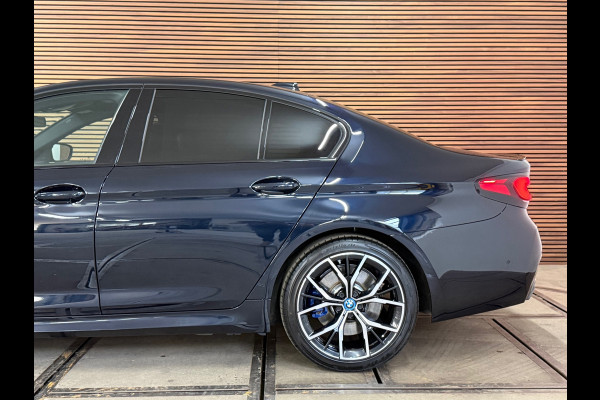 BMW 5 Serie 530e xDrive M-Sport Pro Pakket | Pano | M-Kuipstoelen | H/K Sound | Shadow-Line | HuD | CarbonSchwarz | ParkeerPakket+