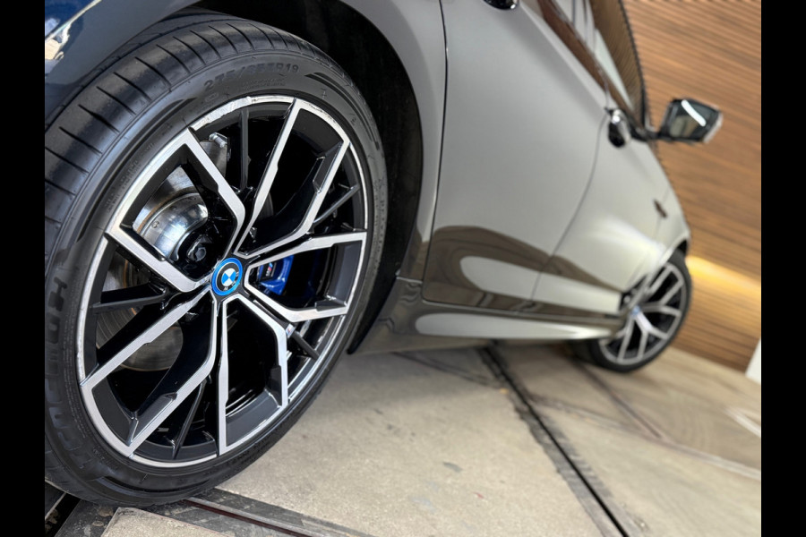 BMW 5 Serie 530e xDrive M-Sport Pro Pakket | Pano | M-Kuipstoelen | H/K Sound | Shadow-Line | HuD | CarbonSchwarz | ParkeerPakket+