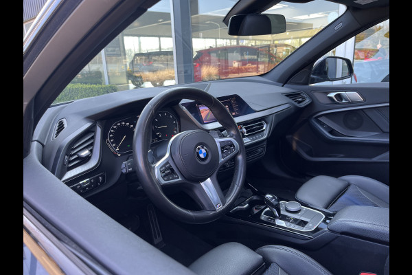 BMW 1-serie M135i xDrive High Executive M Sport 306pk Automaat | Panodak | Elektr. achterklep | Parking Pakket | Spiegel Pakket | Draadloze telefoonlader | etc. etc.