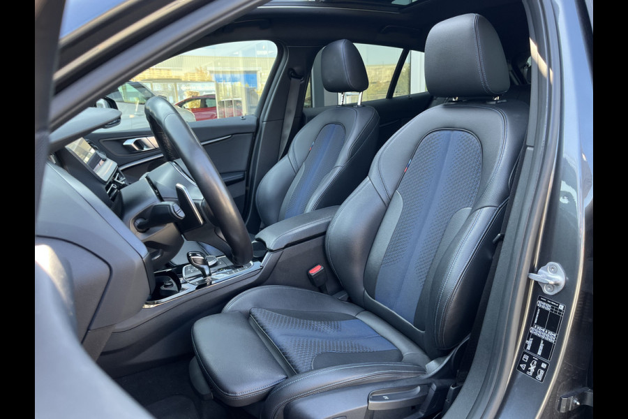 BMW 1-serie M135i xDrive High Executive M Sport 306pk Automaat | Panodak | Elektr. achterklep | Parking Pakket | Spiegel Pakket | Draadloze telefoonlader | etc. etc.