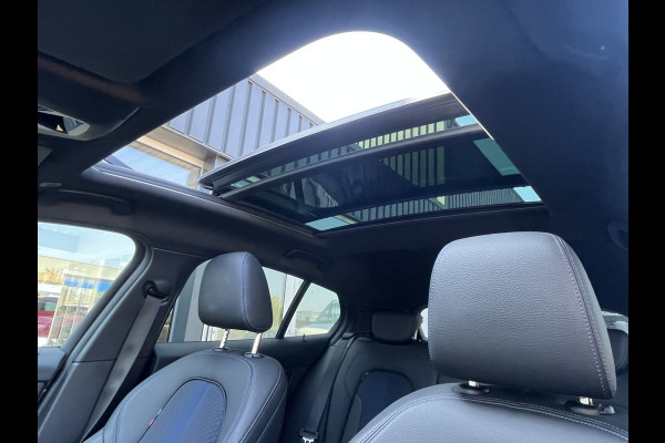 BMW 1-serie M135i xDrive High Executive M Sport 306pk Automaat | Panodak | Elektr. achterklep | Parking Pakket | Spiegel Pakket | Draadloze telefoonlader | etc. etc.