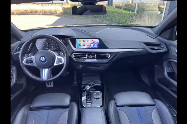 BMW 1-serie M135i xDrive High Executive M Sport 306pk Automaat | Panodak | Elektr. achterklep | Parking Pakket | Spiegel Pakket | Draadloze telefoonlader | etc. etc.
