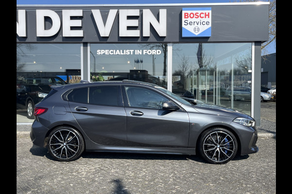 BMW 1-serie M135i xDrive High Executive M Sport 306pk Automaat | Panodak | Elektr. achterklep | Parking Pakket | Spiegel Pakket | Draadloze telefoonlader | etc. etc.