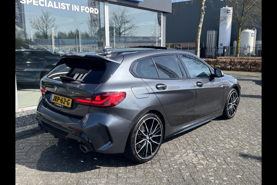BMW 1-serie M135i xDrive High Executive M Sport 306pk Automaat | Panodak | Elektr. achterklep | Parking Pakket | Spiegel Pakket | Draadloze telefoonlader | etc. etc.