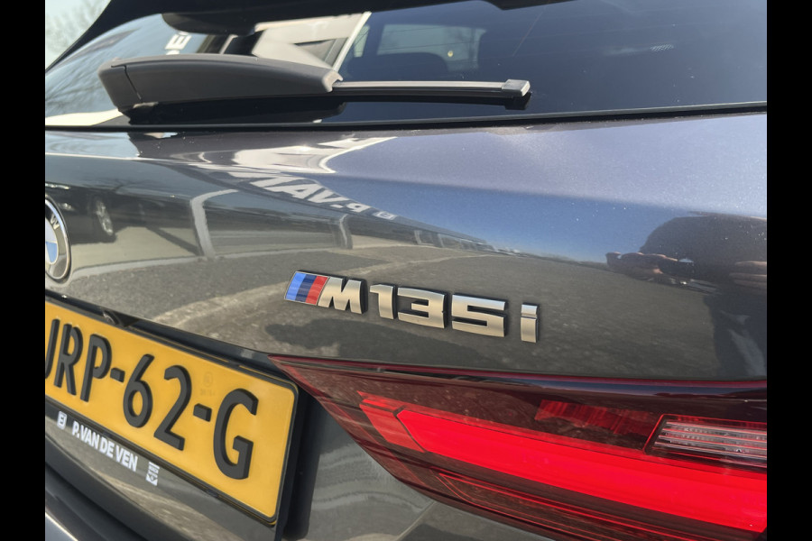 BMW 1-serie M135i xDrive High Executive M Sport 306pk Automaat | Panodak | Elektr. achterklep | Parking Pakket | Spiegel Pakket | Draadloze telefoonlader | etc. etc.