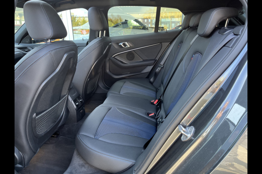 BMW 1-serie M135i xDrive High Executive M Sport 306pk Automaat | Panodak | Elektr. achterklep | Parking Pakket | Spiegel Pakket | Draadloze telefoonlader | etc. etc.