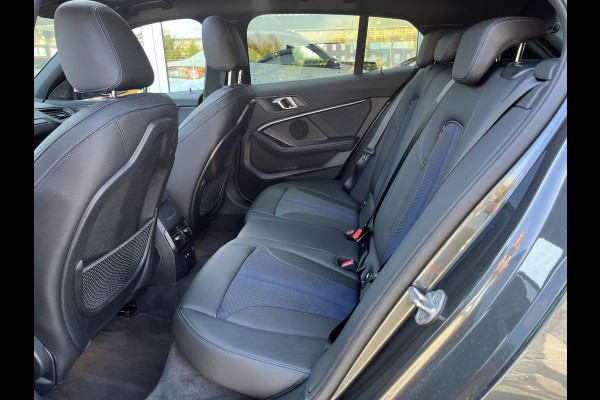 BMW 1-serie M135i xDrive High Executive M Sport 306pk Automaat | Panodak | Elektr. achterklep | Parking Pakket | Spiegel Pakket | Draadloze telefoonlader | etc. etc.