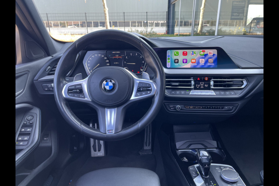 BMW 1-serie M135i xDrive High Executive M Sport 306pk Automaat | Panodak | Elektr. achterklep | Parking Pakket | Spiegel Pakket | Draadloze telefoonlader | etc. etc.