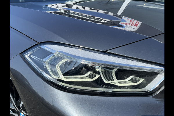 BMW 1-serie M135i xDrive High Executive M Sport 306pk Automaat | Panodak | Elektr. achterklep | Parking Pakket | Spiegel Pakket | Draadloze telefoonlader | etc. etc.