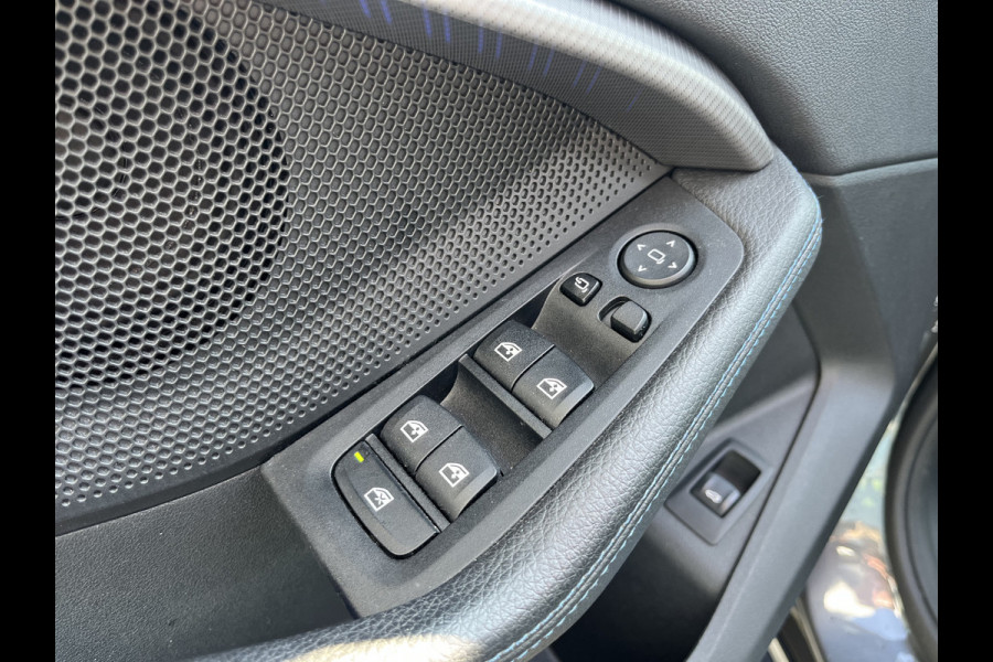 BMW 1-serie M135i xDrive High Executive M Sport 306pk Automaat | Panodak | Elektr. achterklep | Parking Pakket | Spiegel Pakket | Draadloze telefoonlader | etc. etc.