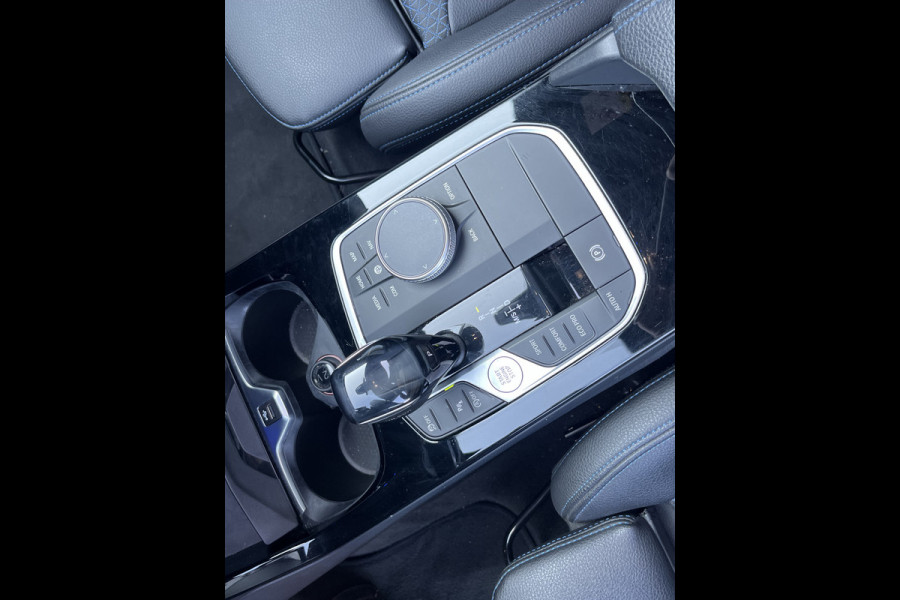 BMW 1-serie M135i xDrive High Executive M Sport 306pk Automaat | Panodak | Elektr. achterklep | Parking Pakket | Spiegel Pakket | Draadloze telefoonlader | etc. etc.