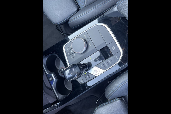 BMW 1-serie M135i xDrive High Executive M Sport 306pk Automaat | Panodak | Elektr. achterklep | Parking Pakket | Spiegel Pakket | Draadloze telefoonlader | etc. etc.