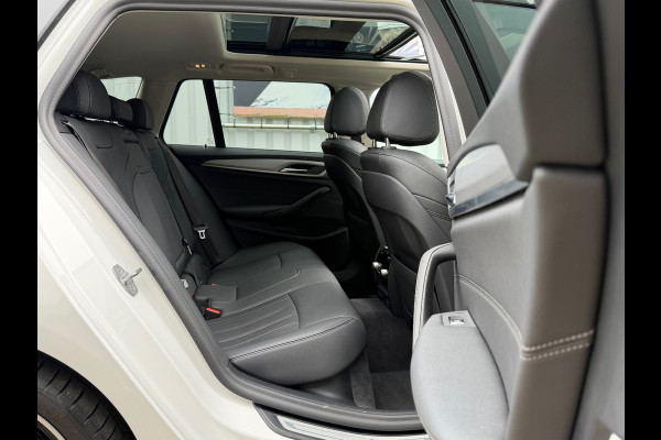 BMW 5 Serie Touring 530e xDrive Executive / Navi / Climate / Camera / Panormadak / Leder / 20"breedset