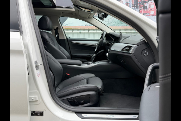 BMW 5 Serie Touring 530e xDrive Executive / Navi / Climate / Camera / Panormadak / Leder / 20"breedset