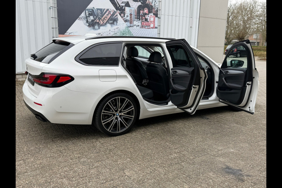BMW 5 Serie Touring 530e xDrive Executive / Navi / Climate / Camera / Panormadak / Leder / 20"breedset