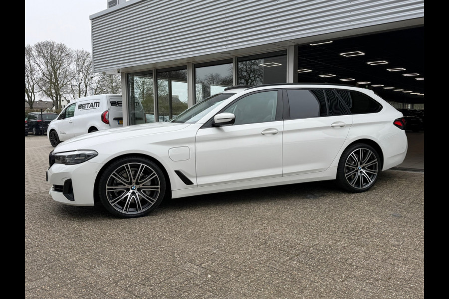 BMW 5 Serie Touring 530e xDrive Executive / Navi / Climate / Camera / Panormadak / Leder / 20"breedset
