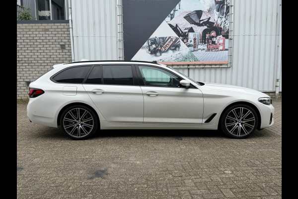 BMW 5 Serie Touring 530e xDrive Executive / Navi / Climate / Camera / Panormadak / Leder / 20"breedset