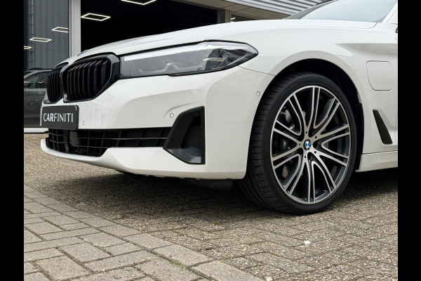 BMW 5 Serie Touring 530e xDrive Executive / Navi / Climate / Camera / Panormadak / Leder / 20"breedset