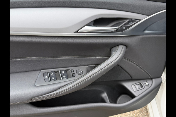 BMW 5 Serie Touring 530e xDrive Executive / Navi / Climate / Camera / Panormadak / Leder / 20"breedset