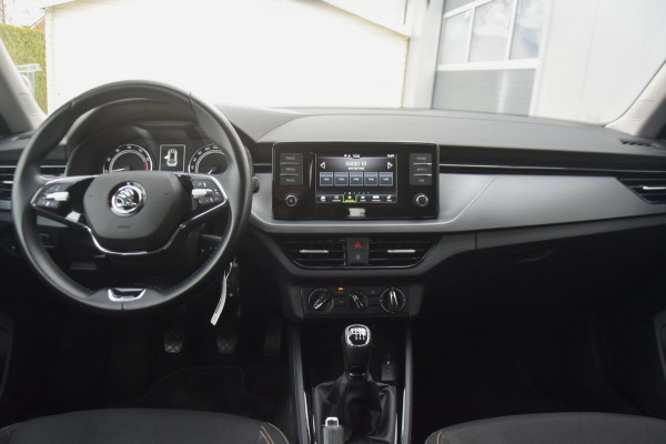 Škoda Kamiq 1.0 TSI Ambition TREKHAAK WEGKLAPBAAR/PARKEERSENSOREN ACHTER/APPLE CARPLAY