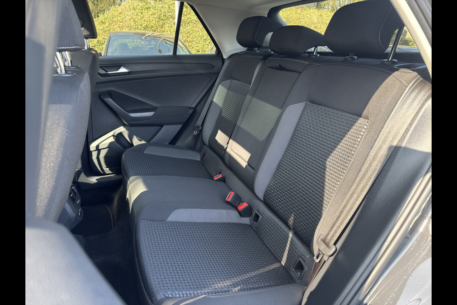 Volkswagen T-Roc TSI 110PK COMFORTLINE CARPLAY/PANORAMADAK/STOELVERW.