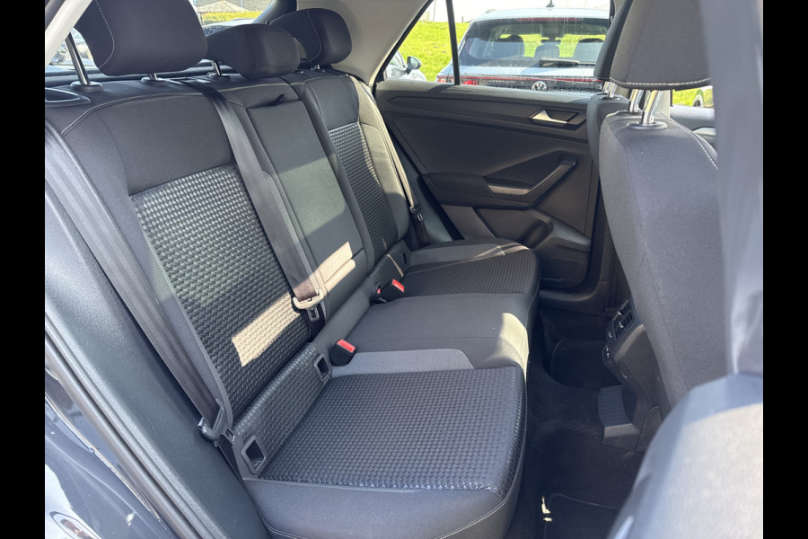 Volkswagen T-Roc TSI 110PK COMFORTLINE CARPLAY/PANORAMADAK/STOELVERW.