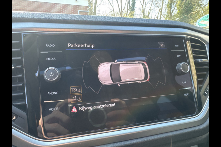 Volkswagen T-Roc TSI 110PK COMFORTLINE CARPLAY/PANORAMADAK/STOELVERW.