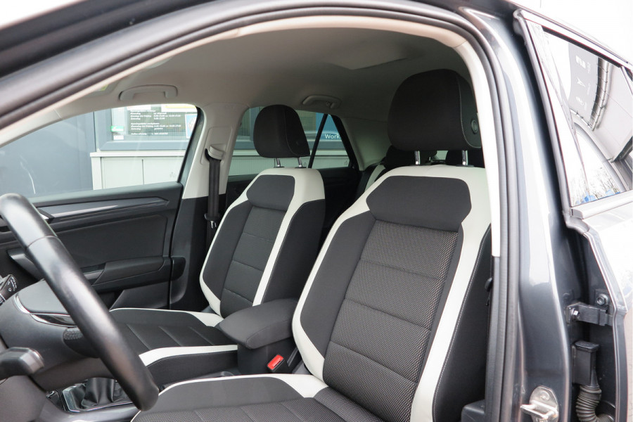 Volkswagen T-Roc 1.5 TSI 150pk Sport, Led , Adaptive cruise, Keyless , Virtual cockpit, Lane assist, Side assist, Stoelverwarming, PDC , Achteruitrijcamera, Buitenspiegels inklapbaar, Carplay , DAB+ etc.