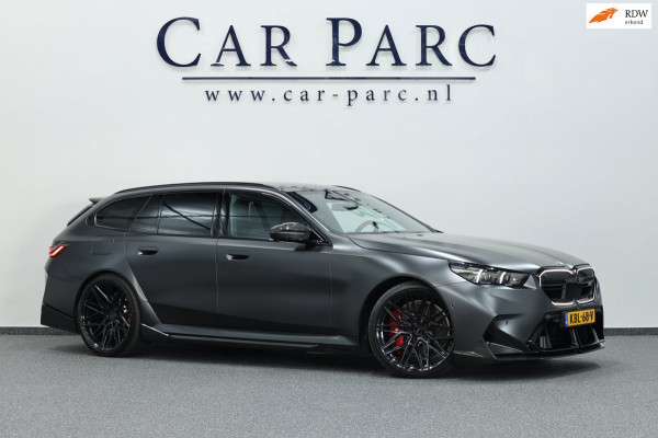 BMW 5 Serie Touring M5 950+PK BTW/AKRAPOVIC OPF DELETED/CARBON M-PERFORMANCE/EVENTURI/22” VOSSEN/B&W/PANO/HUD/12 MND GARANTIE!