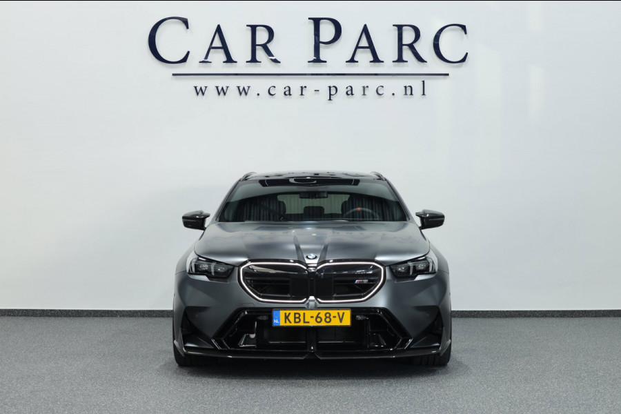 BMW 5 Serie Touring M5 950+PK BTW/AKRAPOVIC OPF DELETED/CARBON M-PERFORMANCE/EVENTURI/22” VOSSEN/B&W/PANO/HUD/12 MND GARANTIE!
