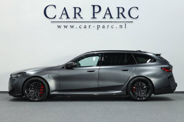 BMW 5 Serie Touring M5 950+PK BTW/AKRAPOVIC OPF DELETED/CARBON M-PERFORMANCE/EVENTURI/22” VOSSEN/B&W/PANO/HUD/12 MND GARANTIE!